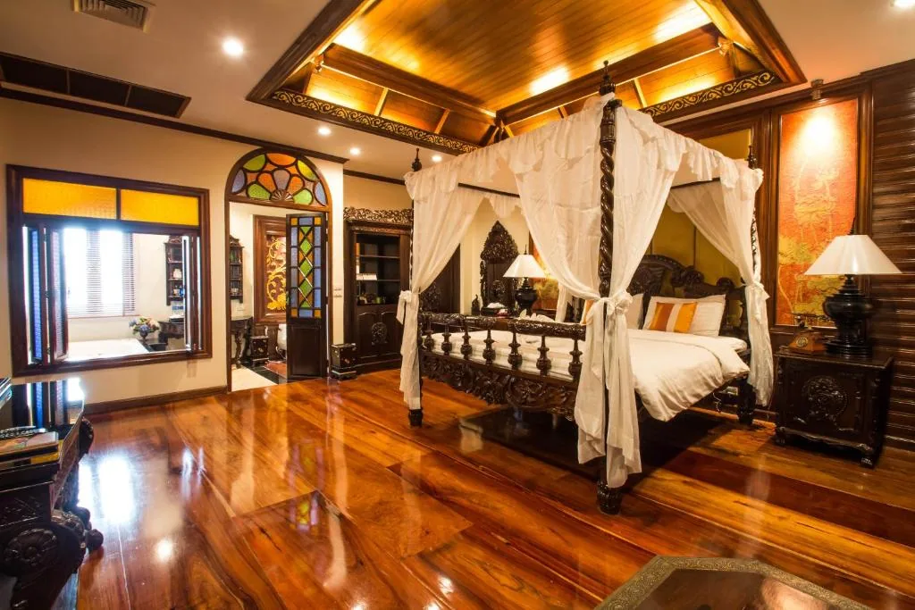 Lanna Deluxe Suite King Bed with Spa Bath (no balcony, no window) — Sunday Villa Sirilanna Hotel
